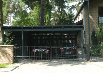 Flachdach-Carport mit Beton-Geräteraum